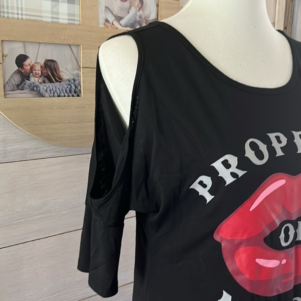Love Tribe Black Cold Shoulder Top with Red Lips Graphic M - Picture 2 of 5